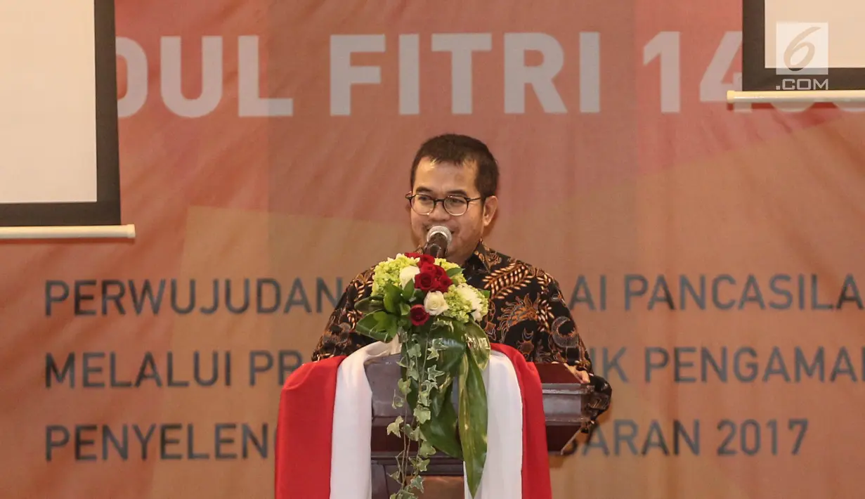 Kepala UKP-PIP, Yudi Latif memberi sambutan saat acara penghargaan Prestasi Penyelenggaraan Lebaran 2017 kepada Menteri PUPR Basuki Hadimuljono di Jakarta, Selasa (1/8). (Liputan6.com/Faizal Fanani)