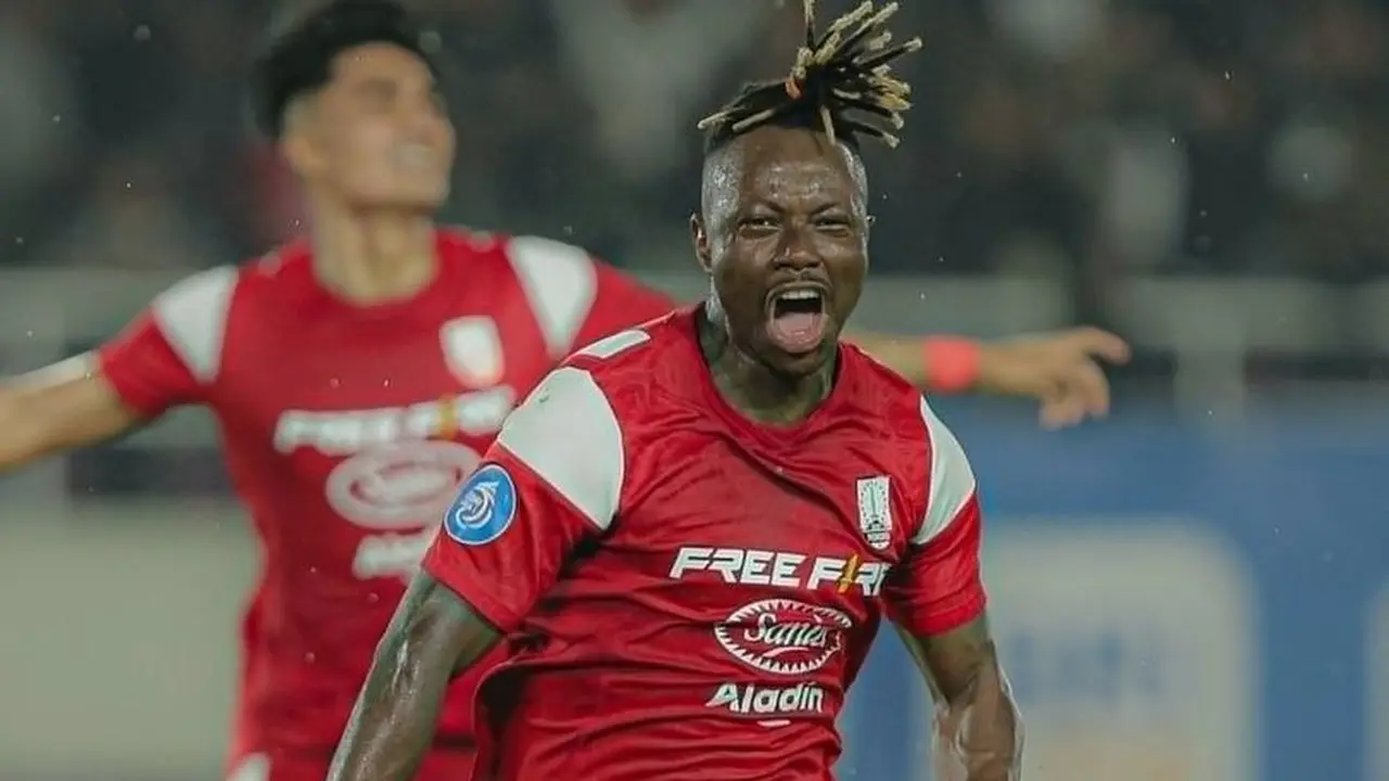 Ekspresi Moussa Sidibe usai mencetak gol ke gawang Persebaya Surabaya, Jumat (7/2/2025) (c) Dok. Persis Solo