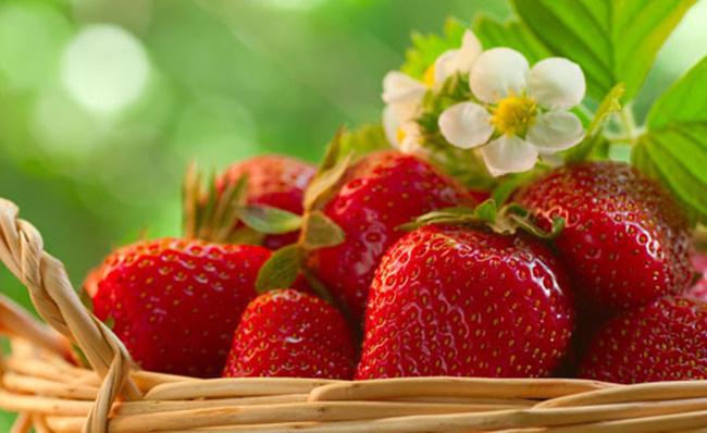 Buah strawberry bisa dimanfaatkan untuk mengatasi dan mencegah rambut rontok | Photo: Copyright Thinkstockphotos.com