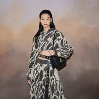 Hoyeon tampil memesona di acara Louis Vuitton X British Vogue Dinner. Ia mengenakan set yang senada dengan high boots dan tas berwarna hitam. Foto: Document/Louis Vuitton.