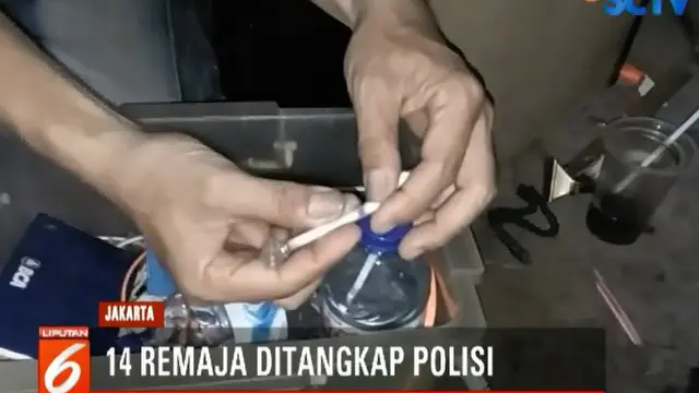 Saat digrebek, para remaja ini sempat membuang barang bukti berupa satu paket sabu seberat 0,56 gram keluar jendela.