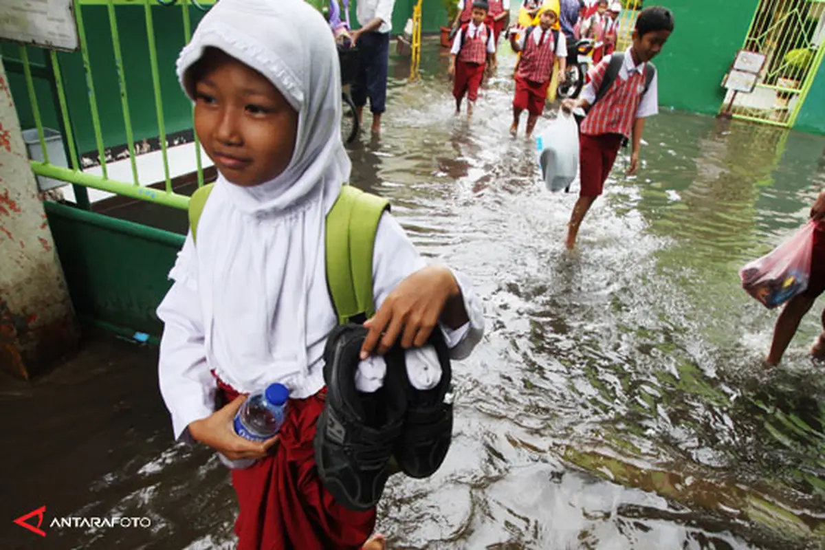 banjir-sekolah-140122b.jpg