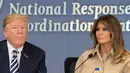 Presiden AS, Donald Trump dan Melania Trump melakukan pertemuan di Kantor Pusat Penanggulangan Bencana di Washington, Rabu (6/6). Trump dan Melania membahas kesiapan musim badai 2018 di AS, yang secara resmi dimulai pada 1 Juni. (AFP / JIM WATSON)