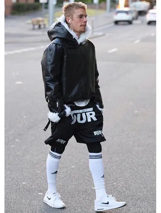 Dalam video yang dimuat TMZ, terlihat Justin mendampingi korban selama 8-10 menit  sampai tenaga medis datang dan menangani. Seperti yang dikatakan oleh seorang sumber yang menjadi saksi dari kejadian itu. (Instagram/Justinbieber)