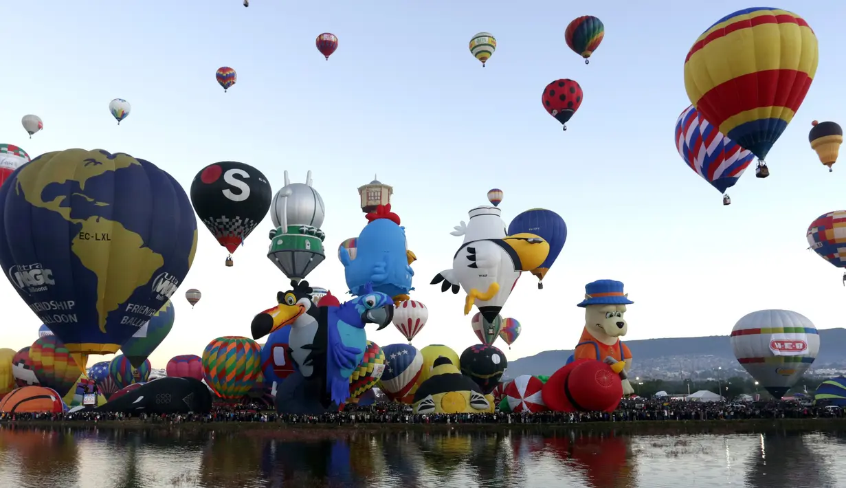 Aneka ragam bentuk balon udara dalam acara Festival Balon Internasional ke-XV di Metropolitan Park di Leon, negara bagian Guanajuato, Meksiko (20/11). Ribuan warga menyaksikan balon-balon udara yang diterbangkan pada pagi hari. (AFP/STR)