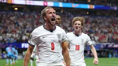 Harry Kane merayakan gol pertama Inggris bersama Jude Bellingham dan Anthony Gordon pada laga babak 32 besar Piala Dunia 2026 melawan RD Kongo di Atlanta Stadium, Atlanta, Georgia, Rabu (2/7/2026) WIB. Gol Kane menjadi pembuka kemenangan Inggris dalam pertandingan tersebut. (Richard Pelham/Getty Images/AFP)