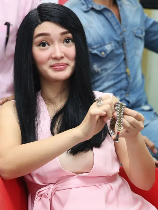 Kejadian beberapa tahun lalu itu membuat luka mendalam bagi Zaskia Gotik. Ditambah lagi pertunangannya dengan Vicky Prasetyo diliput banyak media. Tidak lama setelah tunangan, Vicky dijebloskan ke penjara kasus penipuan. (Bambang E. Ros/Bintang.com)