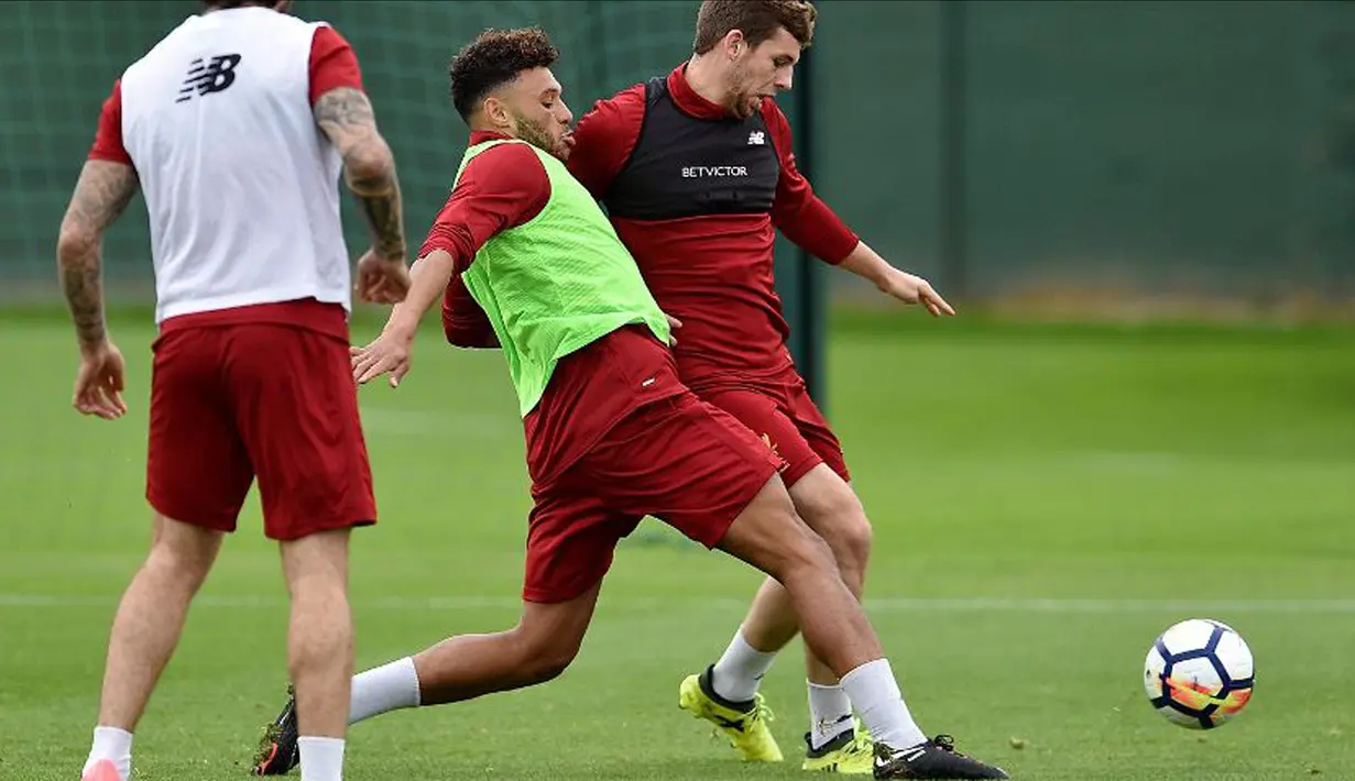 Pemain Liverpool, Alex Oxlade-Chambrlain (tengah) berebut bola denganrekannya saat berlatih di Melwood Training Ground, Liverpool (7/9/2017). Latihan ini jelang melawan Manchester City pada pekan keempat Premier League. (Photo/Liverpoolfc)