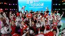 Anak-anak melambaikan tangan sambil memegang maskot Olimpiade dan Paralimpiade Musim Dingin Beijing 2022 dalam kegiatan budaya untuk menyambut hitung mundur 500 hari jelang Olimpiade Musim Dingin Beijing 2022 di Badaling, Distrik Yanqing, ibu kota China, 20 September 2020. (Xinhua/Zhang Chenlin)