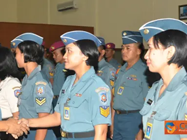 Citizen6, Surabaya: Kapokgadik Kolonel Laut (K) Eko Yuniarto, mengucapkan selamat kepada peserta Micro Teaching Bintara dan PNS Kobangdikal gelombang III tahun 2012, di Gedung Krakatau, Kesatrian Bumimoro, Surabaya. (Pengirim: Kobangdikal)