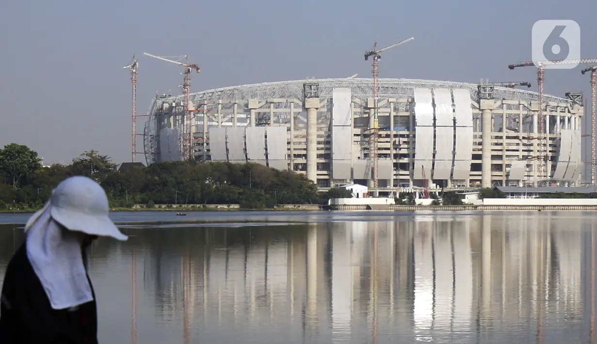 Suasana pembangunan Jakarta International Stadium (JIS) yang terlihat dari Waduk Cincin, Tanjung Priok, Jakarta, Senin (16/8/2021). Gubernur DKI Jakarta Anies Baswedan menerbitkan instruksi menuntaskan 28 isu prioritas di tahun 2021-2022. (Liputan6.com/Johan Tallo)