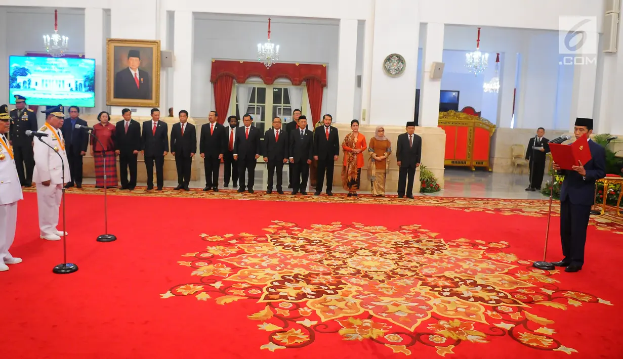 Presiden Joko Widodo (kanan) membacakan sumpah jabatan saat melantik Gubernur dan Wakil Gubernur terpilih Maluku Utara Abdul Gani Kasuba dan Al Yasin di Istana Negara, Jakarta, Jumat (10/5/2019). Mahkamah Konstitusi memutuskan keduanya sebagai pemenang Pilgub Malut 2018. (Liputan6.com/Angga Yuniar)
