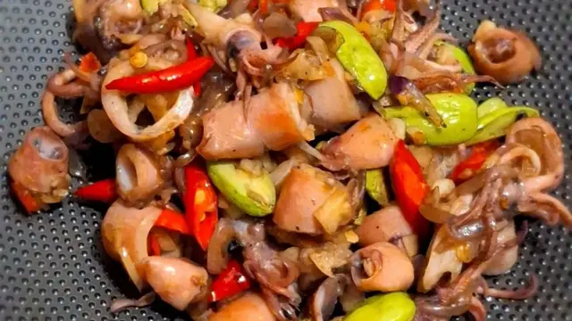 Sepiring tumis cumi bumbu iris (IG jajaninbooba)