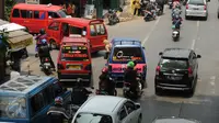 Sebuah angkutan umum menurunkan penumpang di tengah jalan dekat pertigaan Stasiun Lenteng Agung, Jakarta, Rabu (2/12/2015). Kurangnya kesadaran warga menaati peraturan lalu lintas seringkali berimbas pada kemacetan. (Liputan6.com/Helmi Fithriansyah)