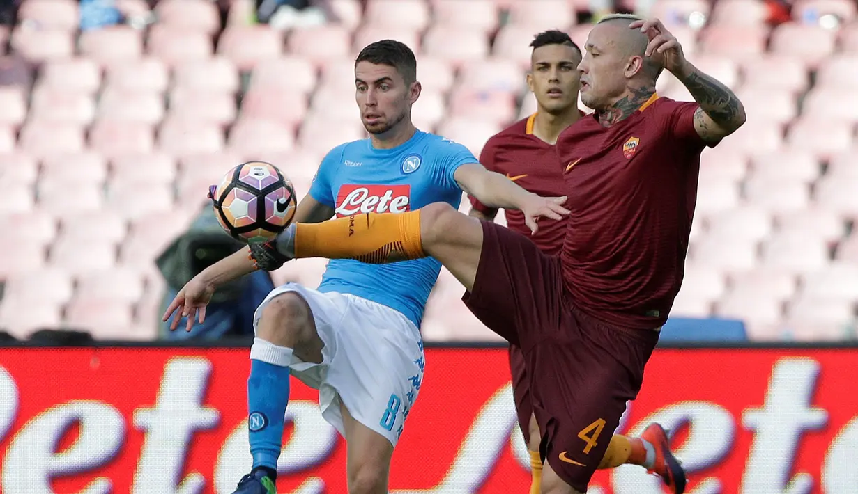 Pemain Napoli, Jorginho berebut bola dengan pemain AS Roma, Radja Nainggolan pada lanjutan Serie A Italia di San Paolo Stadium, Naples (15/10/2016). (REUTERS/Max Rossi)