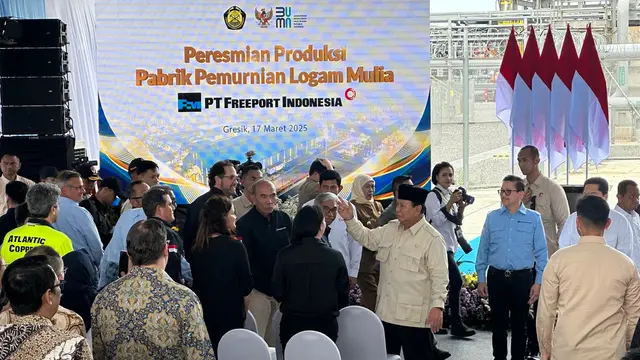 Presiden Prabowo Subianto meresmikan pabrik pemurnian logam mulia atau emas PT Freeport Indonesia di Gresik, Jawa Timur.