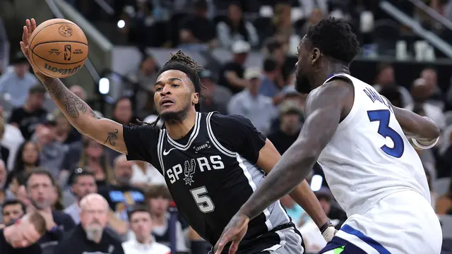 Guard Spurs Stephon Castle menerobos pertahanan Timberwolves pada laga playoff NBA