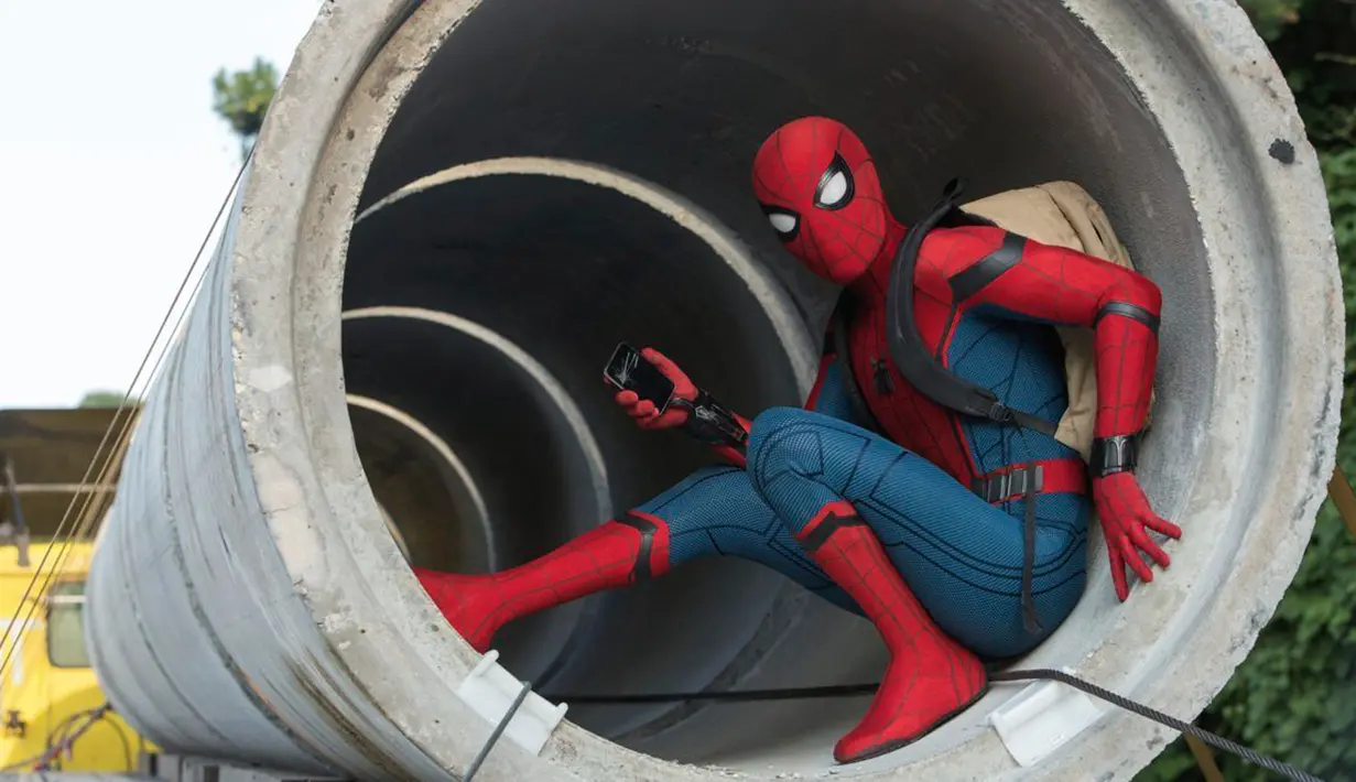 Aksi Tom Holland saat memerankan karakter Spiderman di film `Spider-Man: Homecoming.`. Film ini menceritakan seorang pelajar SMA yang mendapatkan kekuatan akibat terkena gigitan laba-laba transgenic. (Chuck Zlotnick/Columbia Pictures-Sony via AP)