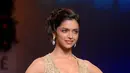 Aktris Bollywood Deepika Padukone terpilih menjadi Aktris Terseksi 2015 berdasarkan 'polling' pembaca majalah Filmfare, salah satu majalah industri hiburan Bollywood. (Bintang/EPA)