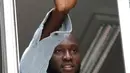 Pesepak bola Romelu Lukaku melambaikan tangannya saat menyapa fans Inter Milan dari jendela markas Komite Olimpiade Italia di Milan, Italia, Kamis (8/8/2019). Penyerang Belgia itu memecahkan rekor transfer Inter Milan yang sudah bertahan hampir dua dekade lamanya. (AP Photo/Luca Bruno)