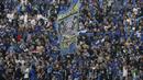 Bobotoh saat mendukung Persib Bandung melawan Persiwa Wamena pada laga Piala Indonesia di Stadion Si Jalak Harupat, Bandung, Senin (11/2). Persib menang 7-0 atas Persiwa. (Bola.com/M Iqbal Ichsan)