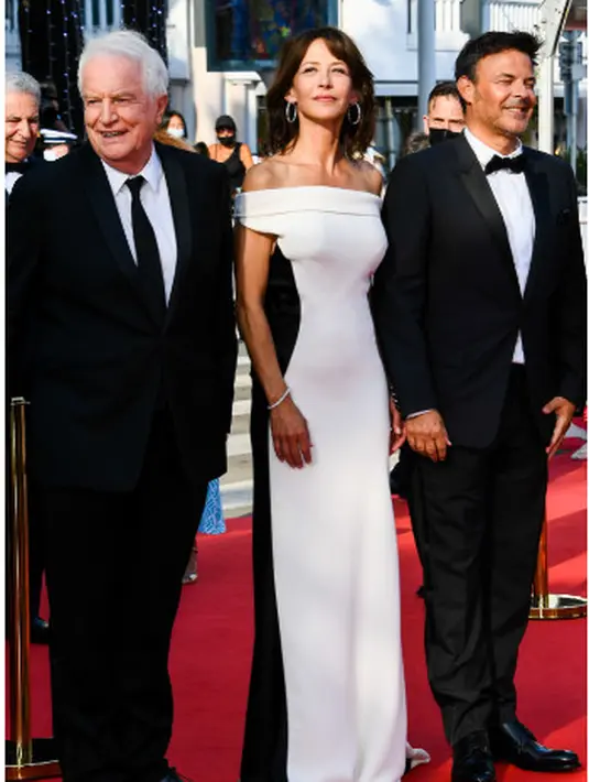 Sophie Marceau mengenakan dress off one shoulder putih dengan detail hitam pada samping dress, dari koleksi Spring Summer brand Valentino. (Dok. Valentino)