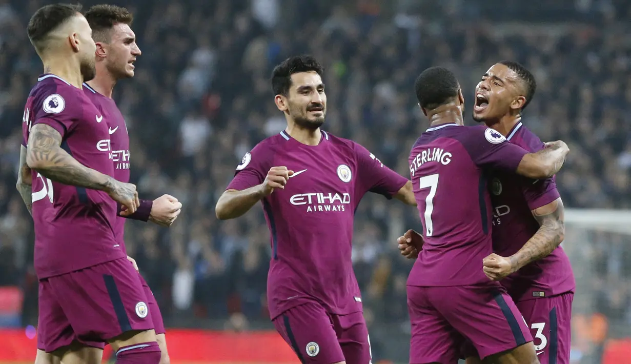 Ekspresi para pemain Manchester City saaat merayakan gol Gabriel Jesus pada lanjutan Premier League di Wembley Stadium, (14/4/2018). Manchester City menang 3-1. (AP/Frank Augstein)