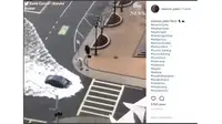 Sebuah mobil menerobos banjir di Boston (IG: Enamon_jokes)