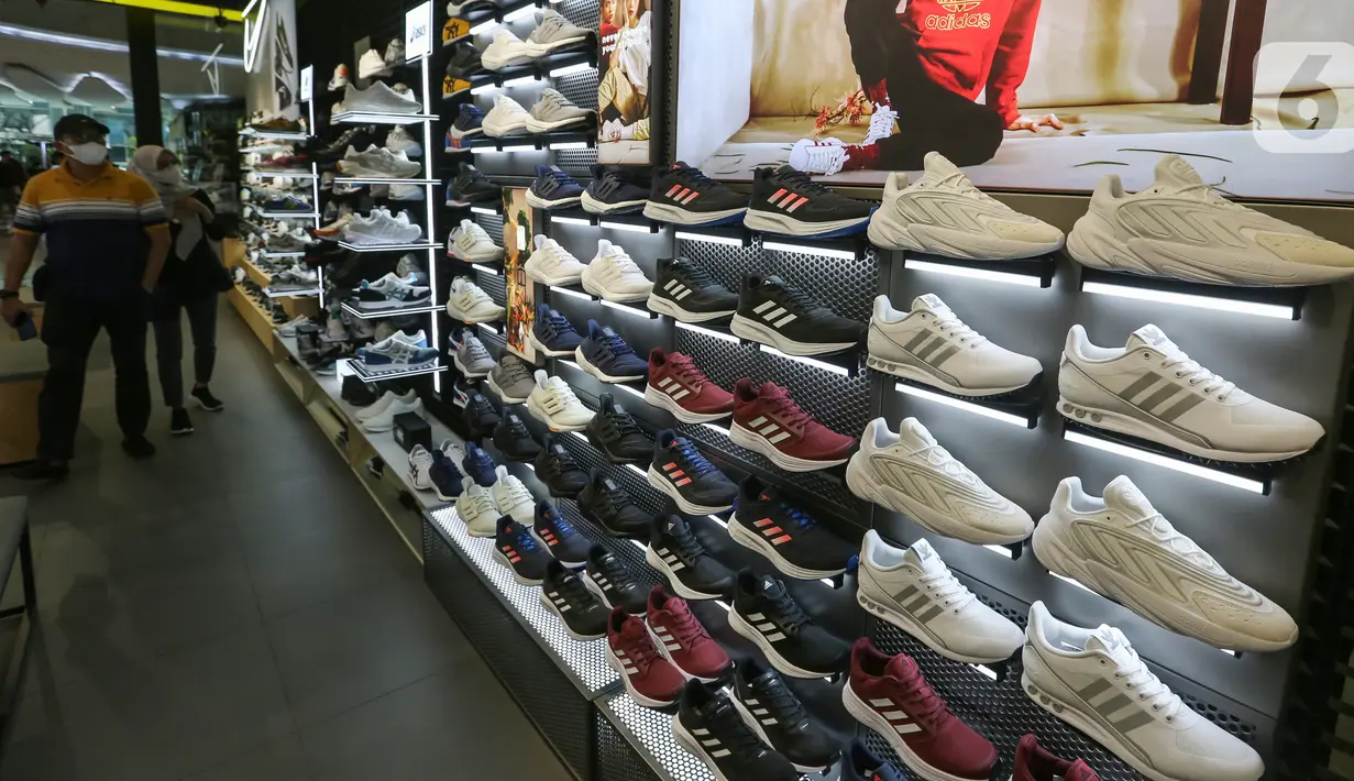 Pengunjung melihat deretan sepatu di JD Sports Lippo Mall Puri, Jakarta (3/03/2022). Kehadiran JD Sports melengkapi deretan tenant yang dikelola LMI di masa bangkitkan perekonomian Indonesia. (Liputan6.com/Fery Pradolo)