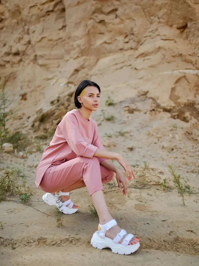 Ilustrasi Sandal Wedges//copyright pexels/Sergey Makashin