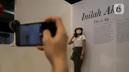Pengunjung berpose saat mengunjungi pameran The Truth Inside You: Alunan Kisah Tentang Perempuan di Museum Nasional, Jakarta, Sabtu (7/1/2023). Dalam pameran ini menampilkan sejumlah produk budaya masa lampau seperti artefak-artefak yang menjadi jejak nyata kontribusi perempuan untuk turut membangun peradaban masyarakat Tanah Air. (Liputan6.com/Faizal Fanani)