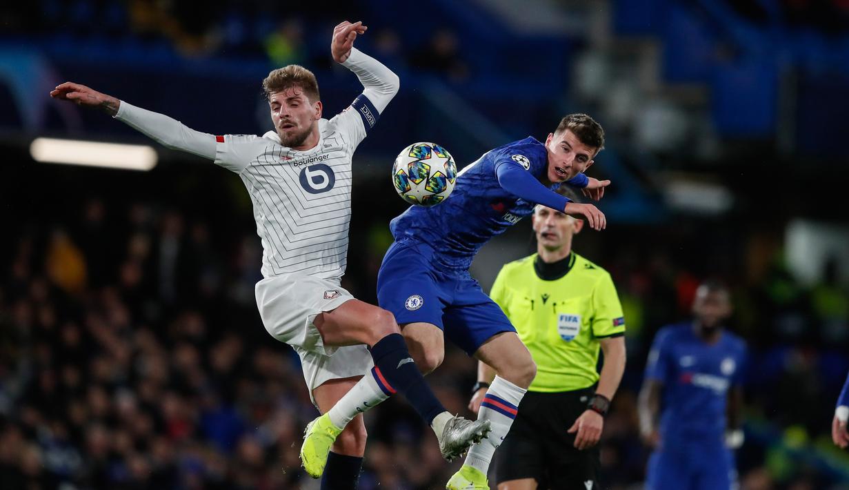 Pemain Lille Xeka (kiri) berebut bola dengan pemain Chelsea Mason Mount pada pertandingan Grup H Liga Champions di Stadion Stamford Bridge, London, Inggris,  Selasa (10/12/2019). Chelsea menang 2-1 dan lolos ke babak 16 besar Liga Champions. (AP Photo/Thanassis Stavrakis)