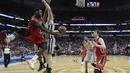  Guard Pelicans Tyreke Evans coba memberikan assist kepada rekan setimnya Omer Asik walau coba diadang oleh center San Antonio Spurs Aron Baynes.(AP Photo/Gerald Herbert)