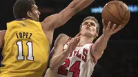 Brook Lopez menjaga pemain Bulls (AP/Bruce Kluckhohn)