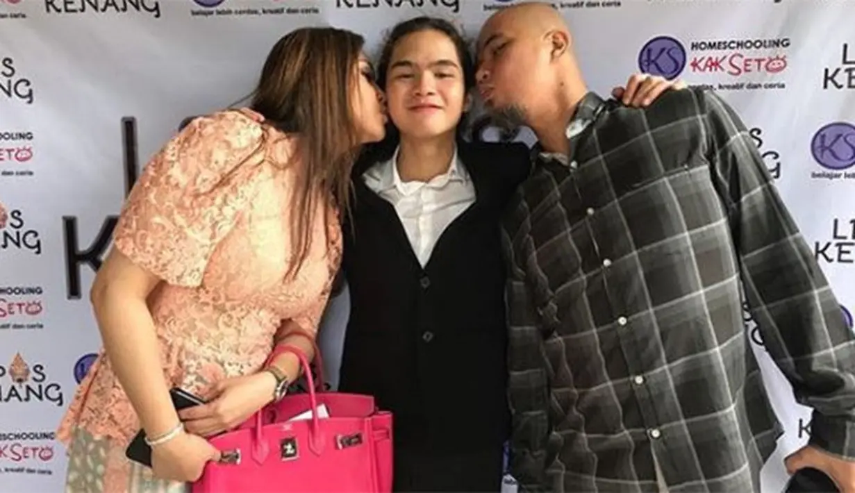 Potret kompak dari mantan pasangan Ahmad Dhani dan Maia Estianty. Keduanya kompak saat hadir dalam wisuda putra ketiganya, Dul Jaelani lulus SMA homeschooling Kak Seto (Instagram/@duljaelani)