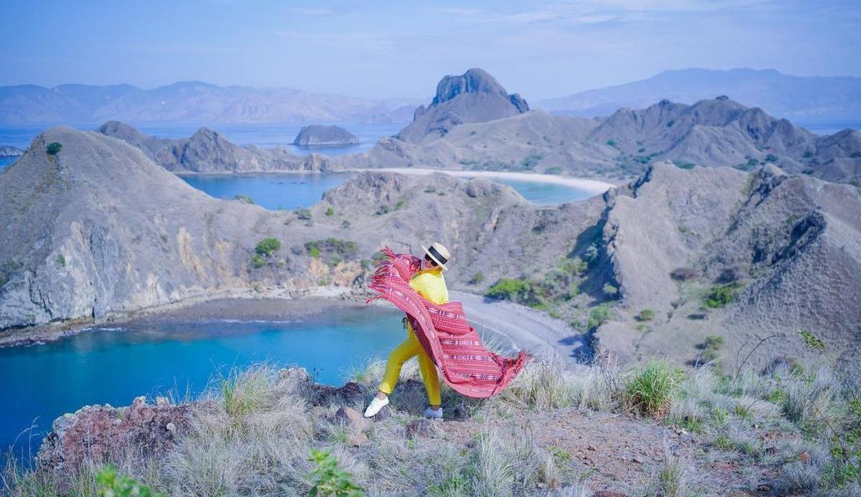 Berlibur ke Labuan Bajo, Syahrini pun menjadikan Pulau Padar sebagai salah satu destinasi wajib. Nampak pemandangan indah pulau padar menjadi background foto bagi pelantun tembang Kau Yang Memilih Aku. (Liputan6.com/IG/princessyahrini)