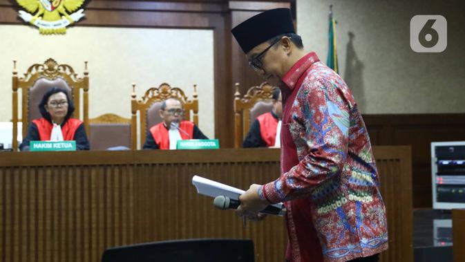 Imam Nahrawi Didakwa Terima Suap: Mantan Menpora Imam Nahrawi menjalani sidang dakwaan di Pengadilan Tipikor, Jumat (14/2/2020). Imam didakwa menerima suap sebesar Rp 11,5 miliar dari mantan Sekjen KONI Ending Fuad Hamidy dan mantan Bendahara KONI Johnny E Awuy. (Liputan6.com/Angga Yuniar)