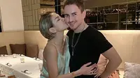 Jorge Lorenzo Dicium Nikita Mirzani saat Liburan di Bali (Instagram)