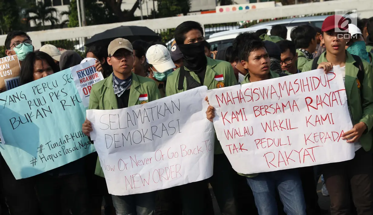 Sejumlah mahasiswa dari berbagai perguruan tinggi di Jakarta melakukan aksi unjuk rasa di depan Kompleks Parlemen RI, Senin (16/9/2019). Dalam aksinya, mereka menolak berbagai RUU yang sedang adan akan dibahas oleh para anggota dewan. (Liputan6.com/Helmi Fithriansyah)