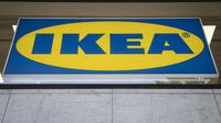 Gambar yang diambil pada tanggal 6 Mei 2019 menunjukkan logo di toko konsep IKEA di pusat kota di Place Madeleine di Paris. (Thomas SAMSON / AFP)