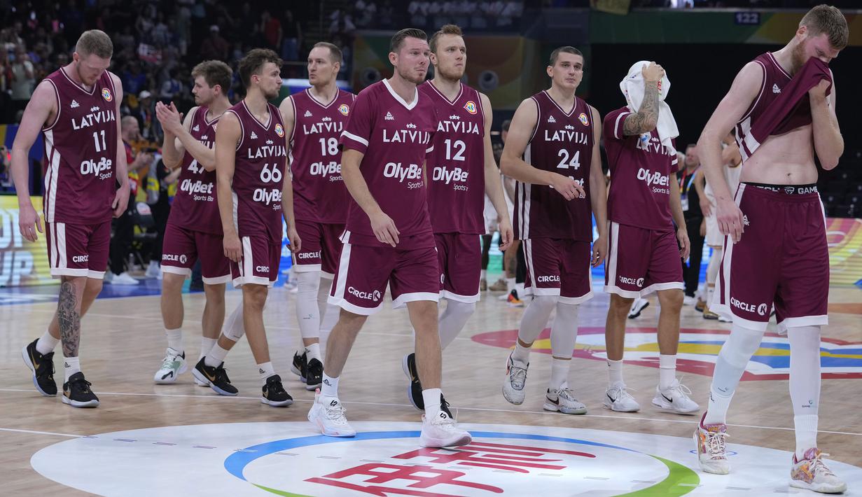 Pebasket Latvia, Davis Bertrans (kanan) dan rekan-rekannya berjalan meninggalkan lapangan dengan wajah kecewa setelah kalah dari Jerman pada laga perempat final Piala Dunia FIBA 2023 di Mall of Asia Arena, Manila, Filipina pada Rabu (06/09/2023). Selanjutnya, Latvia akan menghadapi Italia untuk penentuan peringkat pada Kamis (07/09/2023). (AP Photo/Michael Conroy)
