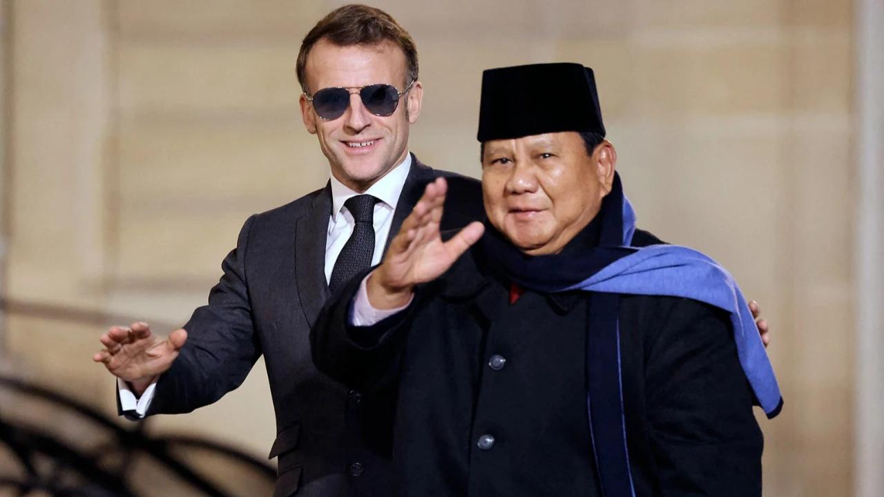 FOTO: Momen Keakraban Prabowo dan Macron di Istana Elysee Paris