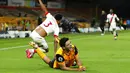 Reaksi pemain Wolverhampton Wanderers Raul Jimenez usai dia dijatuhkan pemain Southampton Ryan Bertrand pada pertandingan Liga Primer Inggris di Molineux Stadium, Wolverhampton, Inggris, Senin (23/11/2020). Pertandingan berakhir 1-1. (Andrew Boyers, Pool via AP)