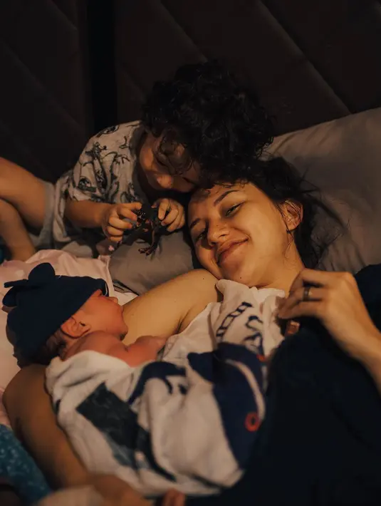 Kebahagiaan juga diungkapkan Fandy Christian yang kini sudah memiliki tiga orang anak. Ia juga mengunggah potret bahagia keluarga mereka dengan formasi lengkap bersama tiga anaknya. (Instagram/dahliachr)