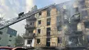 <p>Otoritas setempat melakukan operasi penyelamatan di gedung apartemen lima lantai yang terbakar dan hancur, kata Serhiy Lysak, gubernur wilayah Dnipropetrovsk tempat Kota Kryvyi Rih berada. (Dnipro Regional Administration via AP)</p>