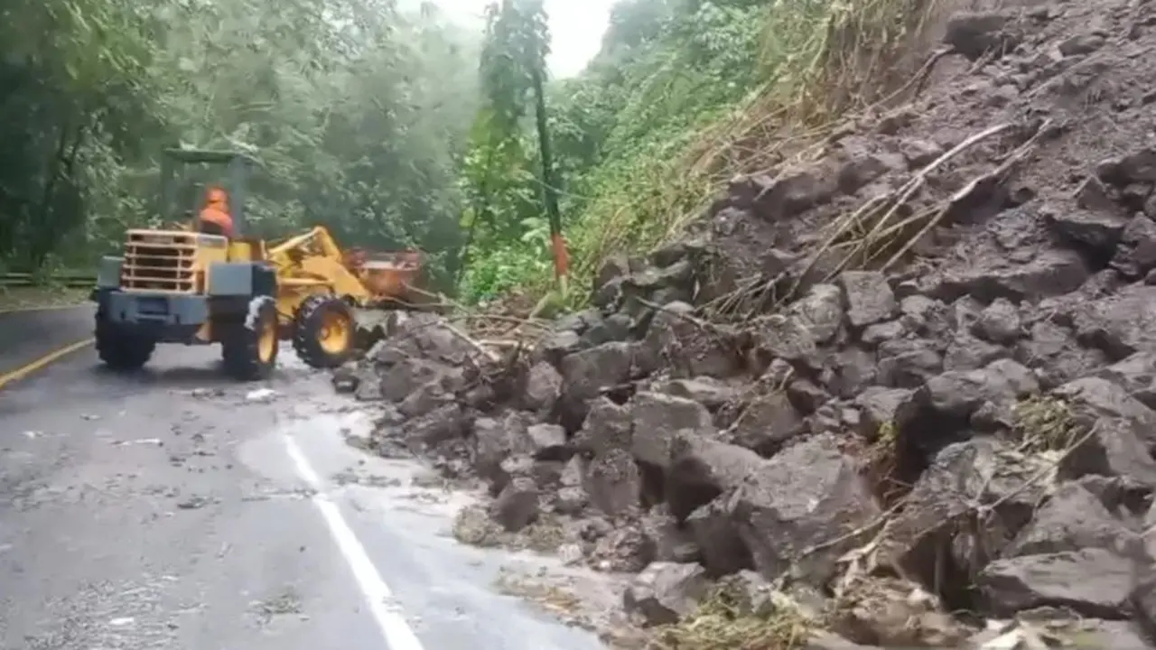 Pembersihan salah satu ruas jalan di Sulut akibat material longsor yang terjadi pada, Jumat (21/3/2025).