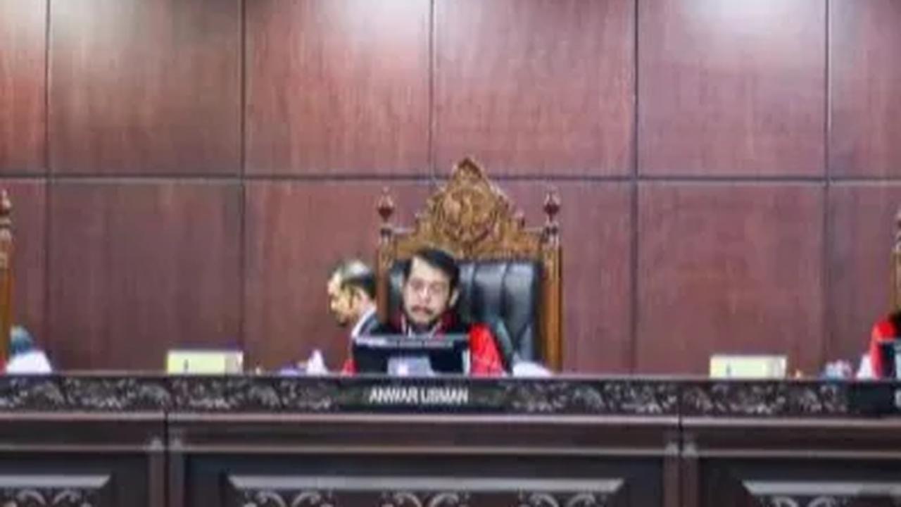 Profil Saldi Isra dan Arief Hidayat, Hakim MK yang Bongkar Keganjilan Putusan Kepala Daerah Bisa Maju Pilpres