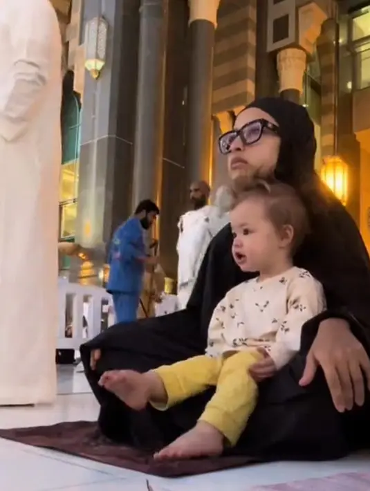 <p>Jennifer Coppen dan Kamari di Masjidil Haram setelah menunaikan salat subuh berjamaah di pelataran Ka'bah. (Foto: TikTok/ jennifer.coppen)</p>