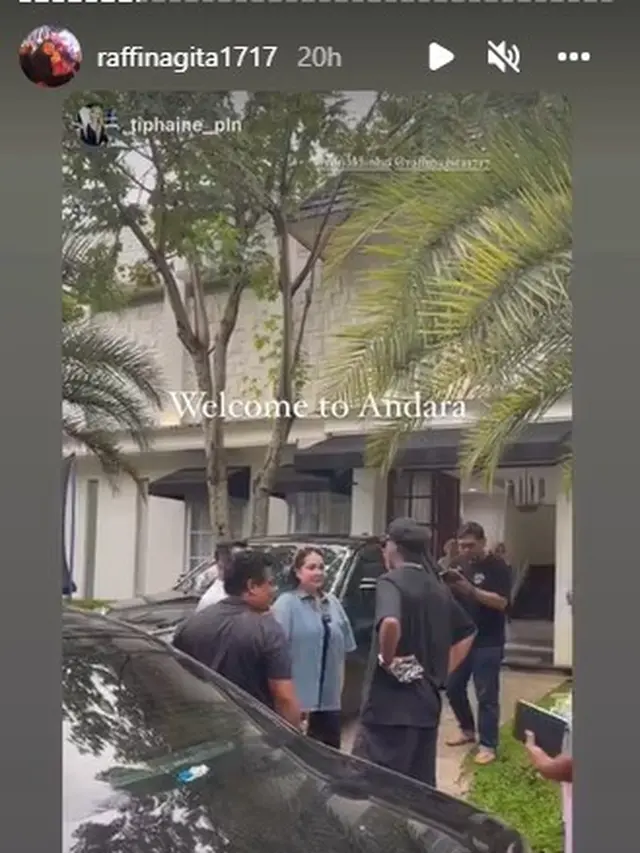 Pesepakbola legendaris Brasil, Ronaldinho, menyempatkan berkunjung ke rumah Raffi Ahmad di Andara, Jakarta Selatan (https://www.instagram.com/p/CfQknW1Pp9l/)