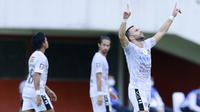 Striker Bali United, Ilija Spasojevic (kanan), melakukan selebrasi usai mencetak gol ke gawang Persita Tangerang dalam laga matchday ke-3 Grup D Piala Menpora 2021 di Stadion Maguwoharjo, Sleman, Jumat (2/4/2021). (Bola.com/M Iqbal Ichsan)